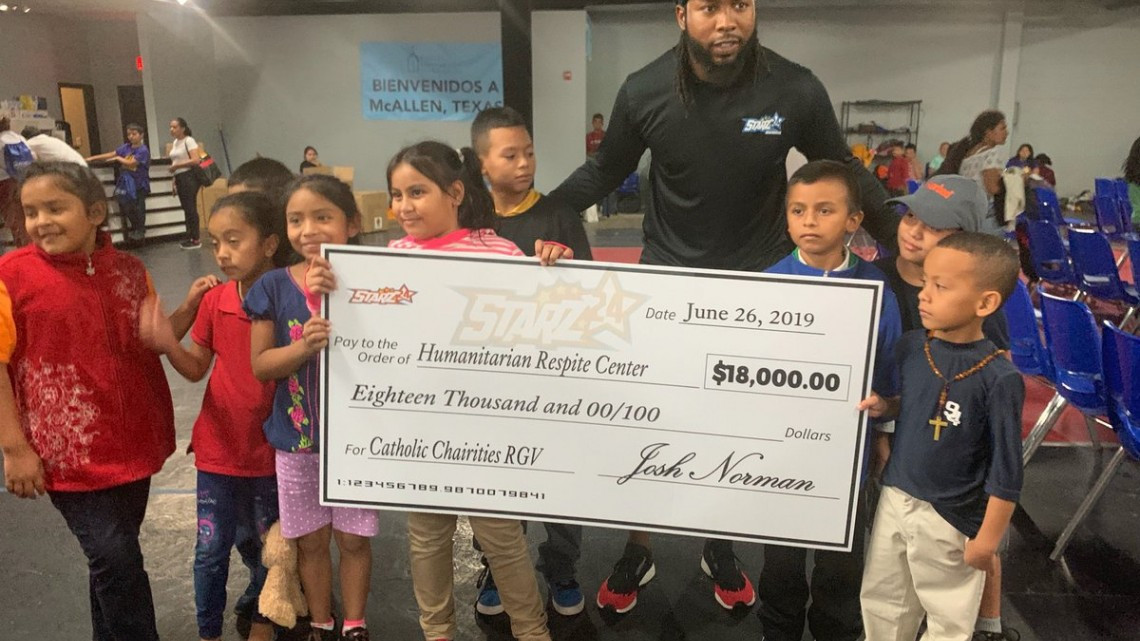 Josh Norman brindan ayuda a inmigrantes en Texas