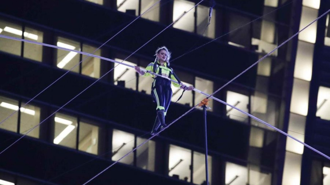 Los hermanos Wallenda atraviesan Times Square en una cuerda floja
