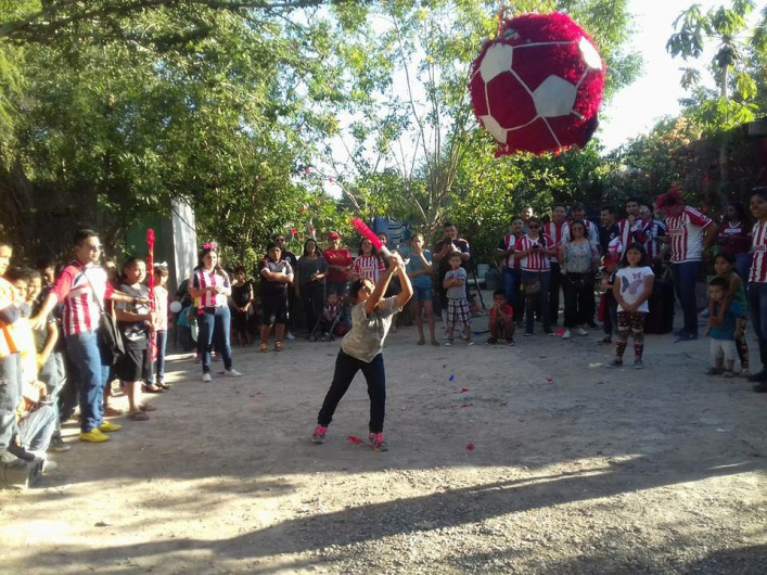 Aficionados de las Chivas entregan juguetes en Matamoros 