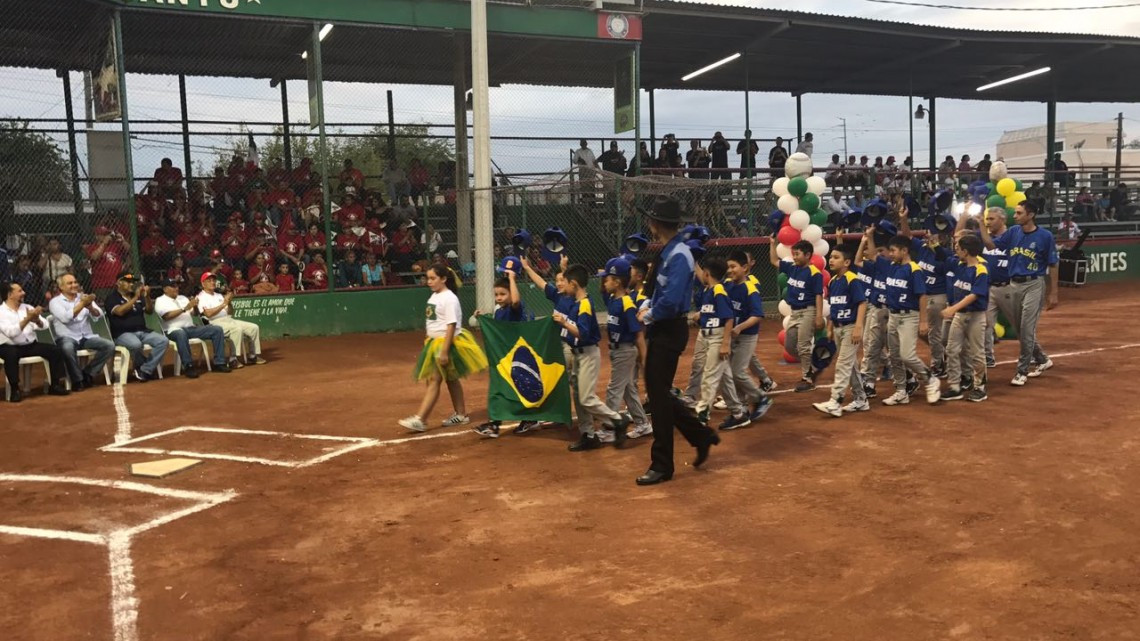 México vence por nocaut a Perú en su debut en CPB