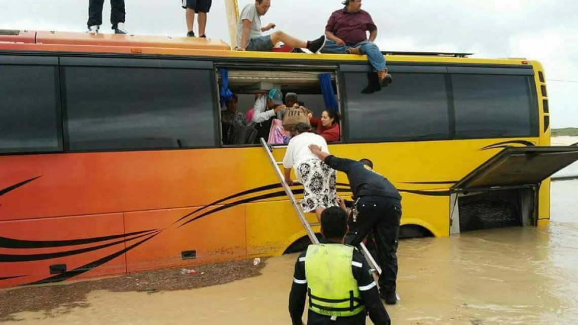 En lancha rescatan a personas atrapadas en autopista de Nuevo Laredo