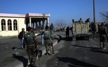 Ataque suicida deja dos muertos y mas de 70 heridos en Afganistán