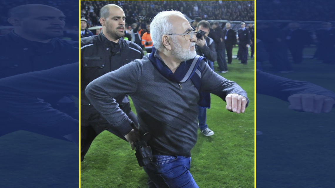 Presidente de club griego invade la cancha supuestamente armado