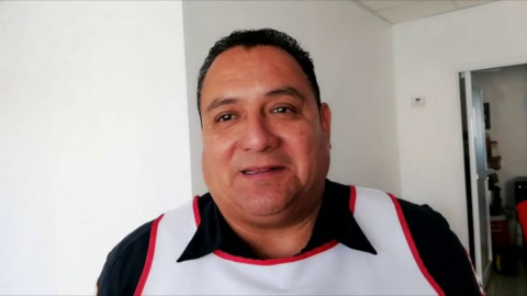 Con trajes especiales y extrema precaución paramédicos de Cruz Roja trasladan a sospechosos de COVID-19