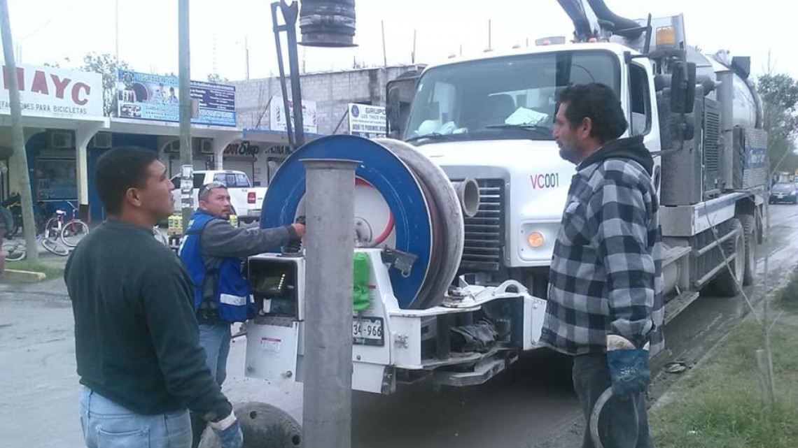 Comapa trabaja con equipo vactor