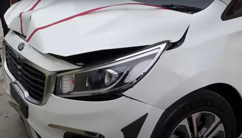 ¡Increíble! Hombre compra auto y lo choca al salir de la agencia 