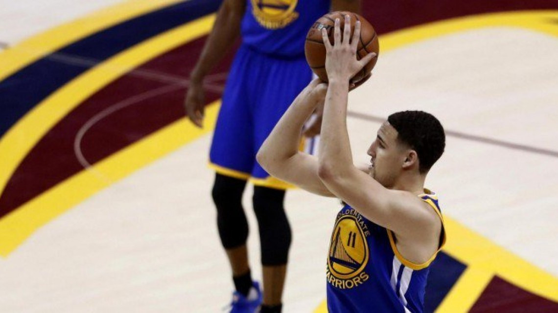 Golden State vence a Cleveland y acaricia el título de la NBA