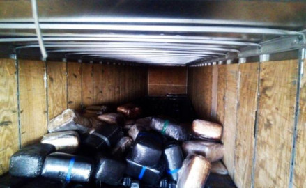 Decomisan tráiler con mariguana en puente de Nuevo Laredo