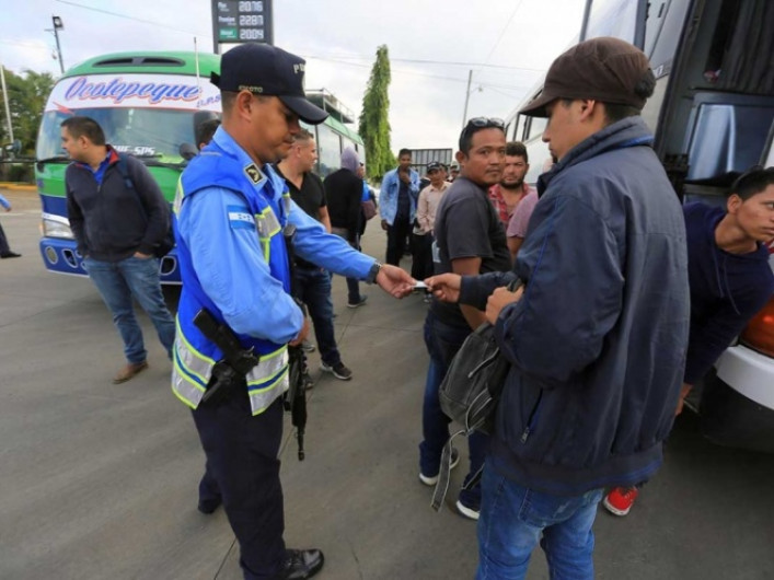 Guatemala detiene y deporta a 62 migrantes hondureños