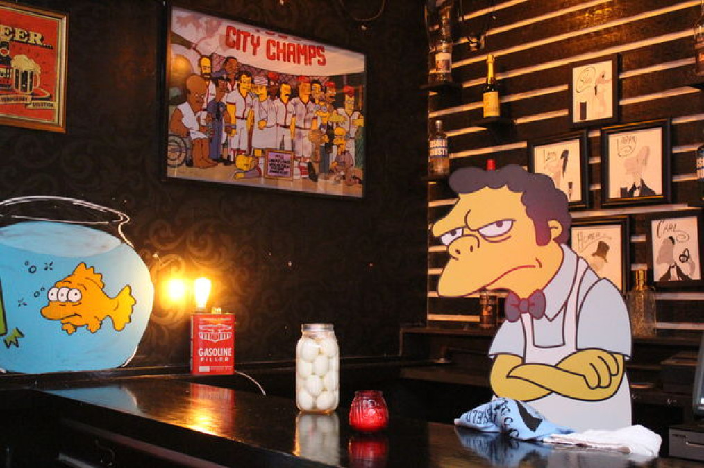 Bar se disfraza de la taberna de Moe para Halloween 