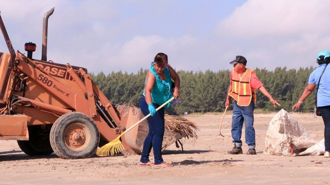 Realizan jornada de limpieza en Playa Tesoro