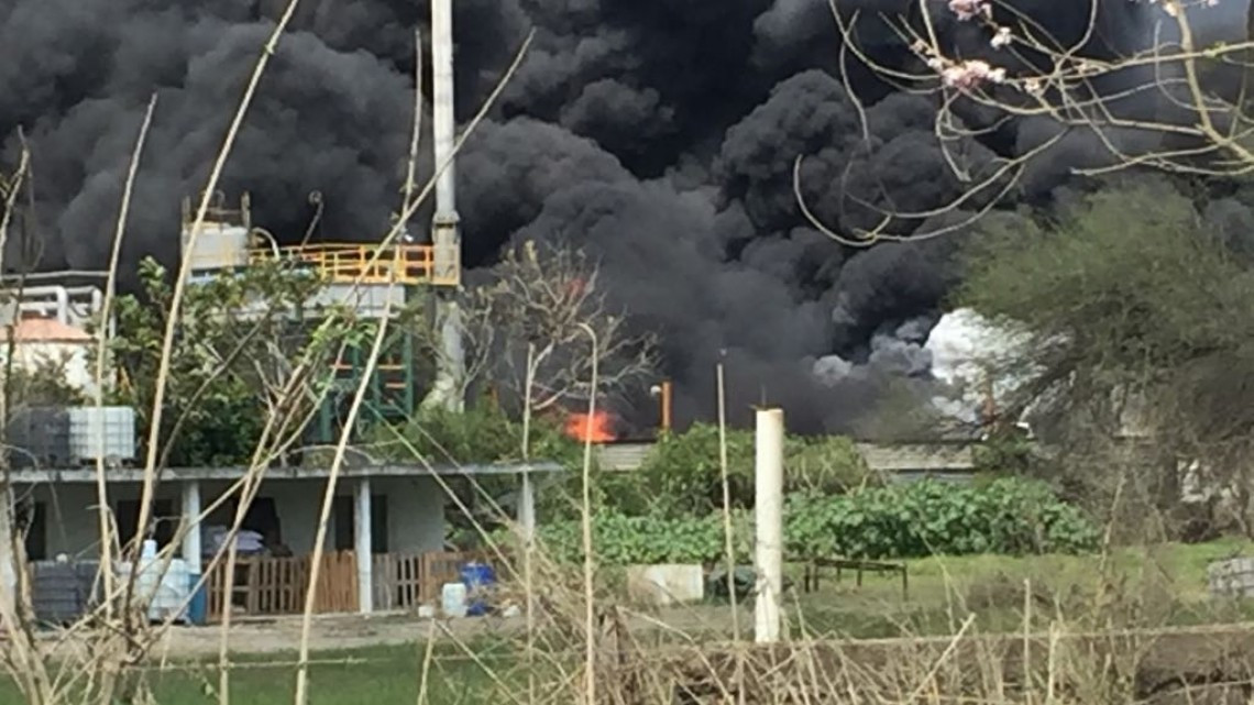 Empresa que almacena sustancias tóxicas se incendia