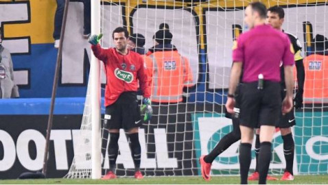 Dani Alves termina como portero en goleada del PSG