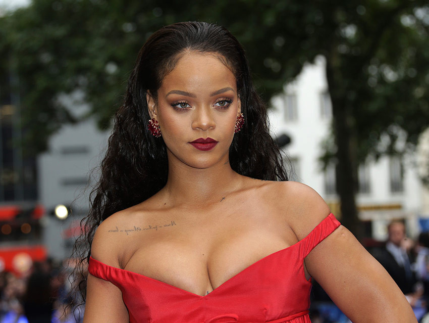 Rihanna con vestido rojo y un gran escote