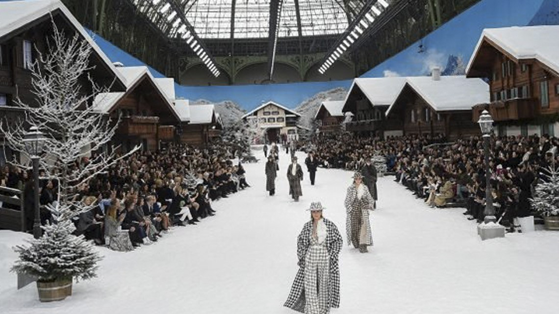 Chanel rinde homenaje a Karl Lagerfeld en su desfile