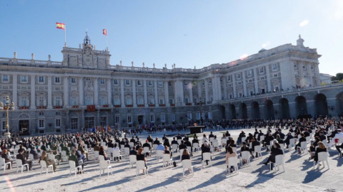Homenajean a víctimas de COVID-19 en España