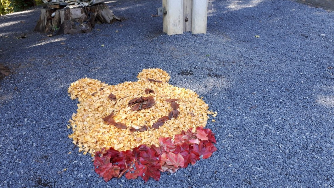 Obras de arte con hojas caídas en Japón