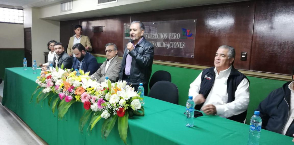 Líder nacional de telefonistas llama a huelga si Ifetel divide Telmex