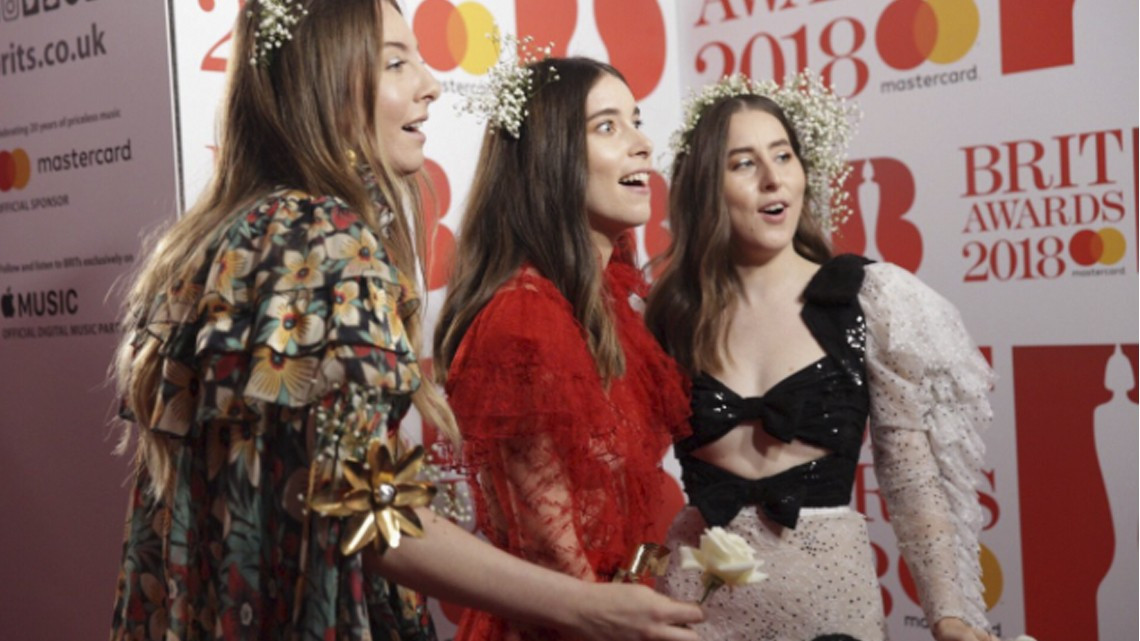 Time's Up llega con rosas blancas a los BRITs