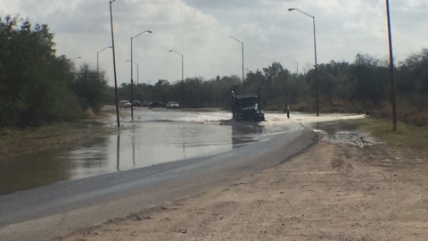 Afecta ruptura de cárcamo a escuela y automovilistas