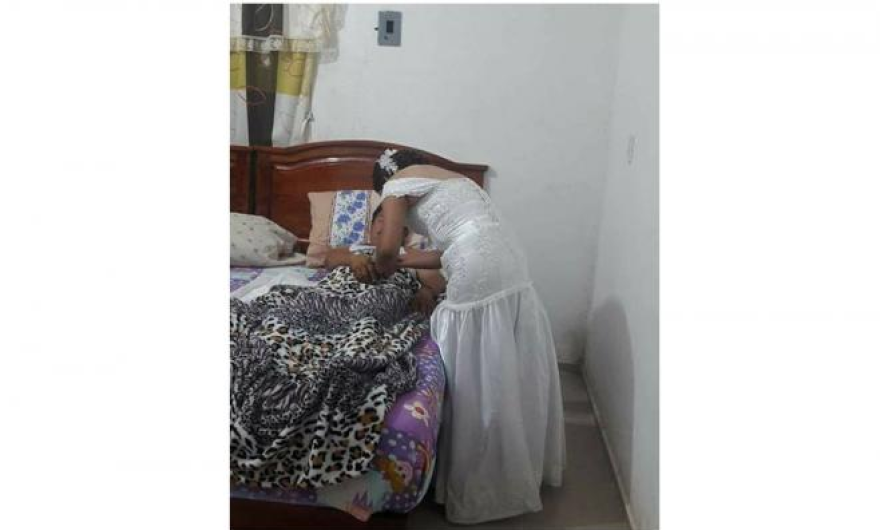 Vestida de novia, enfermera abandona boda para atender paciente