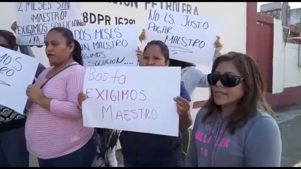 Padres de familia llevan tres meses pagando a un maestro provisional