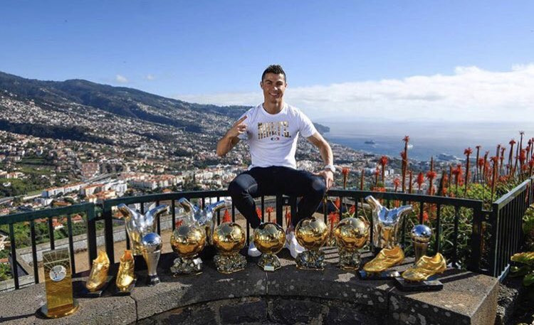 Ronaldo posa con todos sus trofeos
