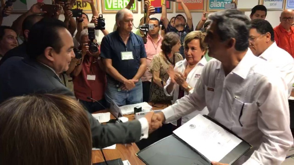 Entregan constancia de Senadores a Americo Anaya y Lupita Covarrubias