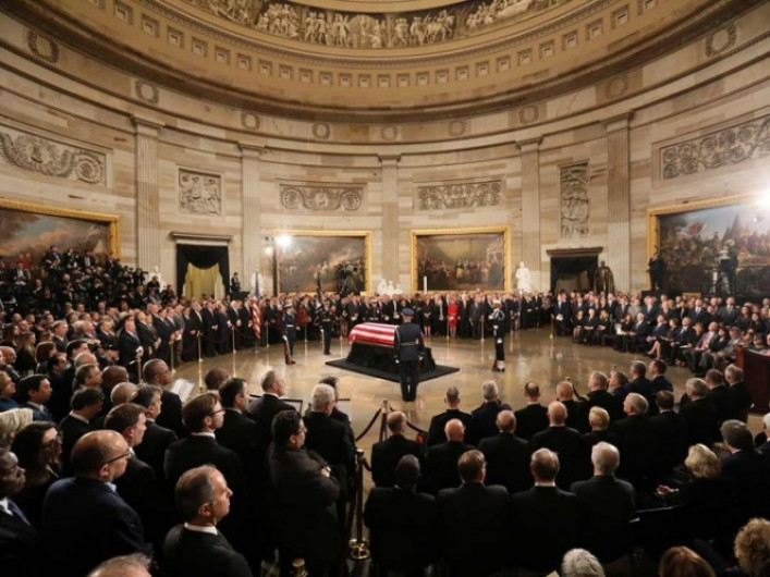 Papa Francisco envía sus condolencias a familia Bush