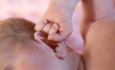 Mujer da a luz a un bebé con dos cabezas y tres brazos 