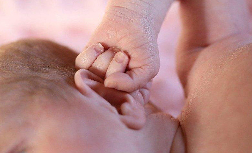 Mujer da a luz a un bebé con dos cabezas y tres brazos 