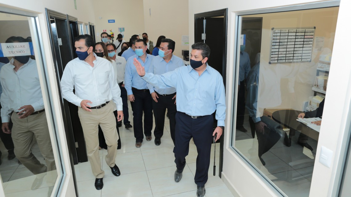 Francisco Cabeza Vaca visita el Centro de Justicia para las Mujeres