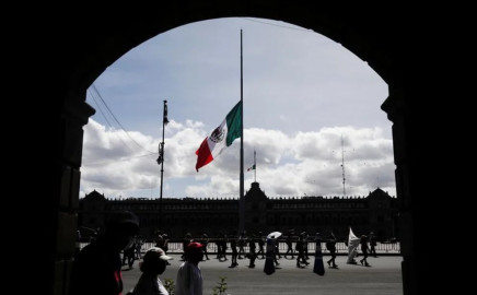 Marcha Marea Rosa: Bandera del Zócalo permanecerá izada, adelanta AMLO