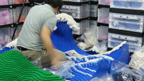 Artista japonés recrea 'La gran ola de Kanagawa' con 50.000 piezas de LEGO