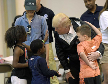 Visita Trump a danmificados de Houston 
