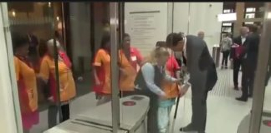 El primer ministro holandés limpia el café que el mismo derramó