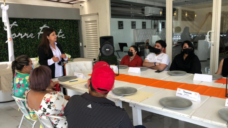 A falta de mítines, recorre Doris Cantú distrito 02 en 'peseras'