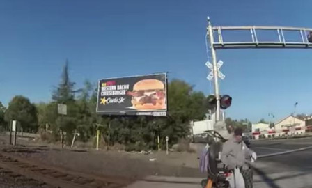 Mujer policía salva a abuelito de morir arrollado por un tren