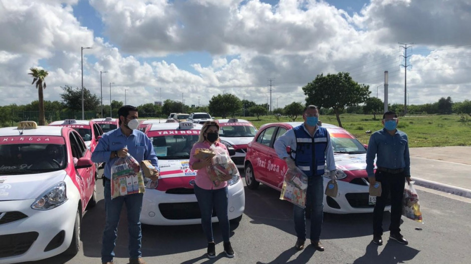 Legisladores entregan apoyos a conductoras de taxis rosas