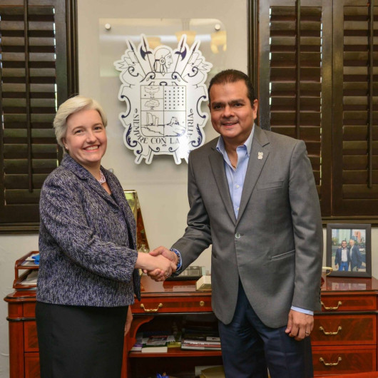 Recibe alcalde la visita de la cónsul Kathryn L. Flachsbart
