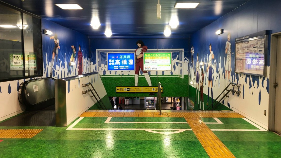 Iniesta inaugura una estación de metro dedicada a Oliver y Benji