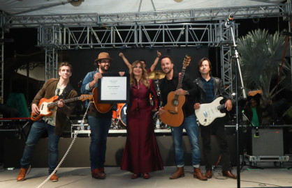 Entrega Alcaldesa reconocimiento a Los Claxons por participar en Fiestas de Reynosa