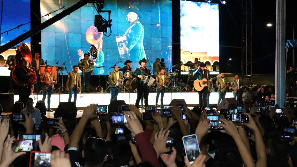 17 mil personas dan el Grito de Independencia con Maki Ortiz