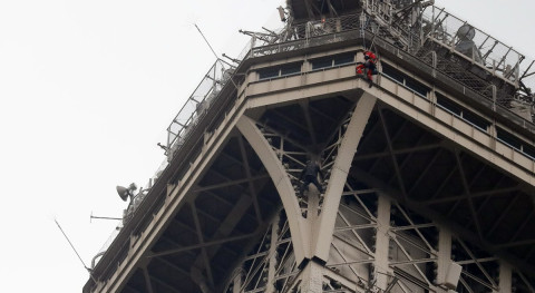 Bajo custodia hombre que escaló la Torre Eiffel