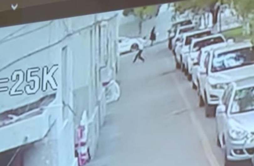 Hombre salva a menor de caída de edificio