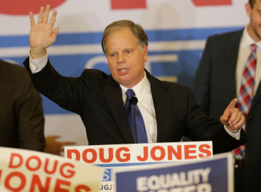 Trump felicita Doug Jones por victoria en Alabama