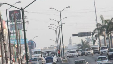Cada fin de semana se daña una lámpara de alumbrado público por choques
