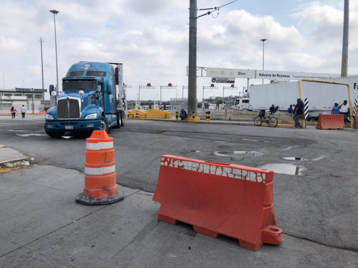 Sufren choferes foráneos por bloqueo de puente
