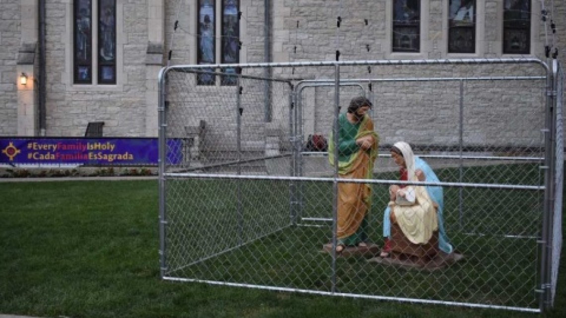 Enjaulan a la Sagrada Familia en “honor” a Trump