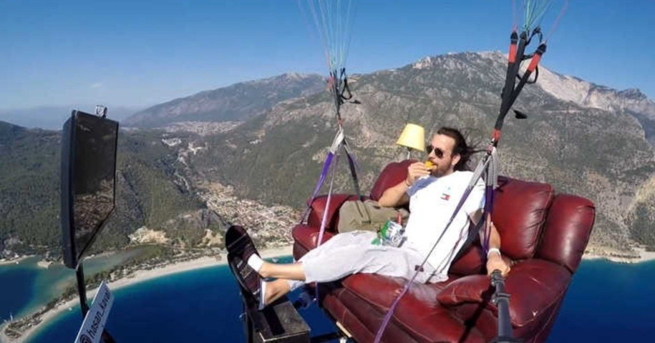 Se lanza en parapente sentado cómodamente en su sofá mientras mira TV